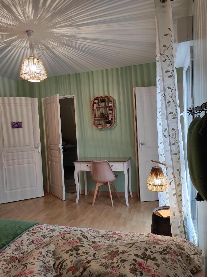 Hotel Le Logis Du Livier Saint-Georges-sur-Layon Zimmer foto