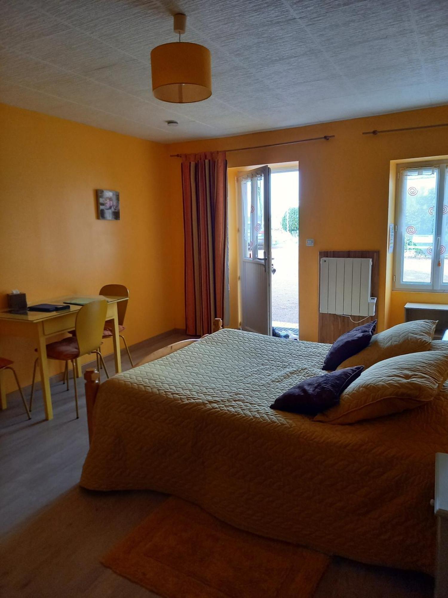 Hotel Le Logis Du Livier Saint-Georges-sur-Layon Zimmer foto